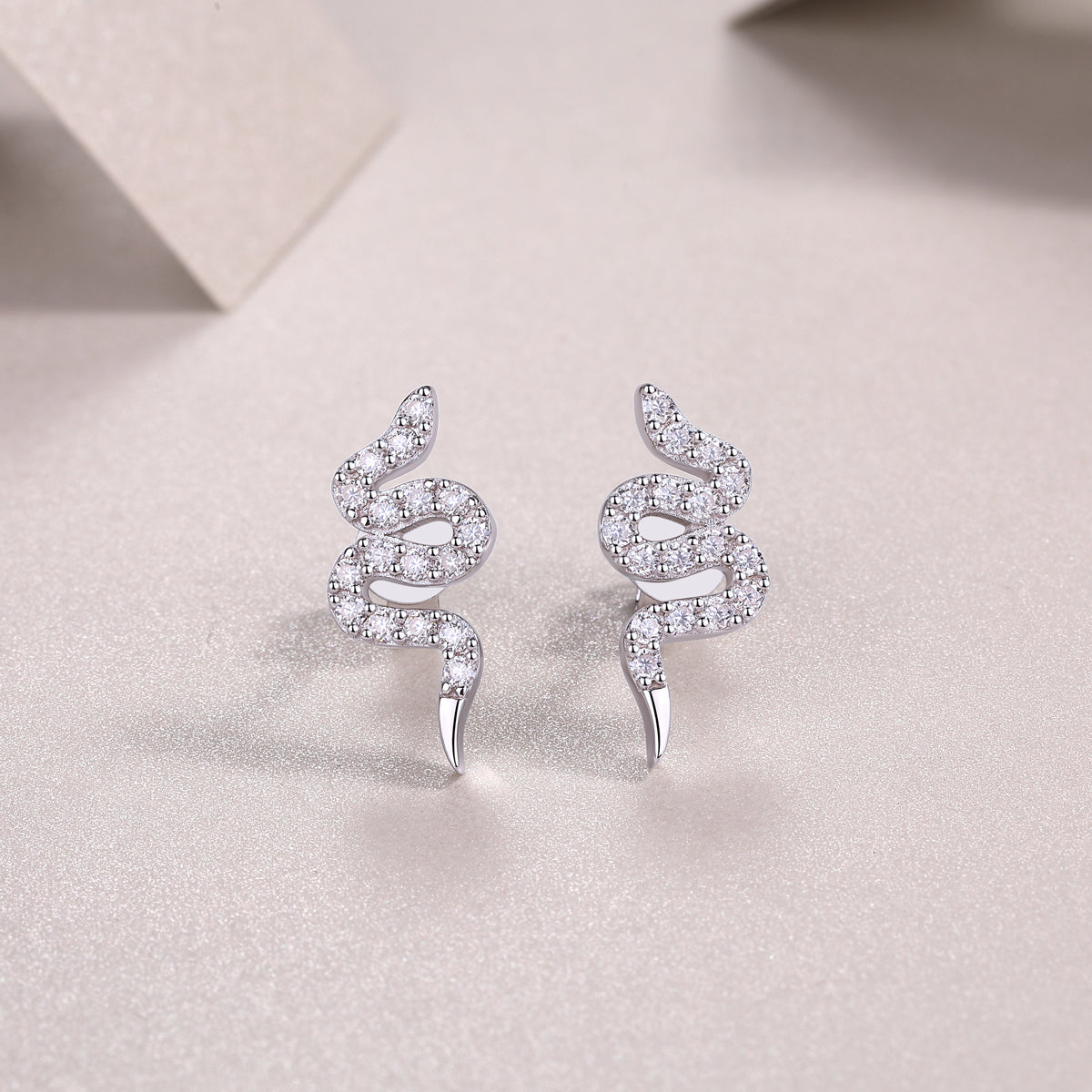 STRAZIA – Orecchini "Medusa" Intrecciato in Argento S925 con Moissanite